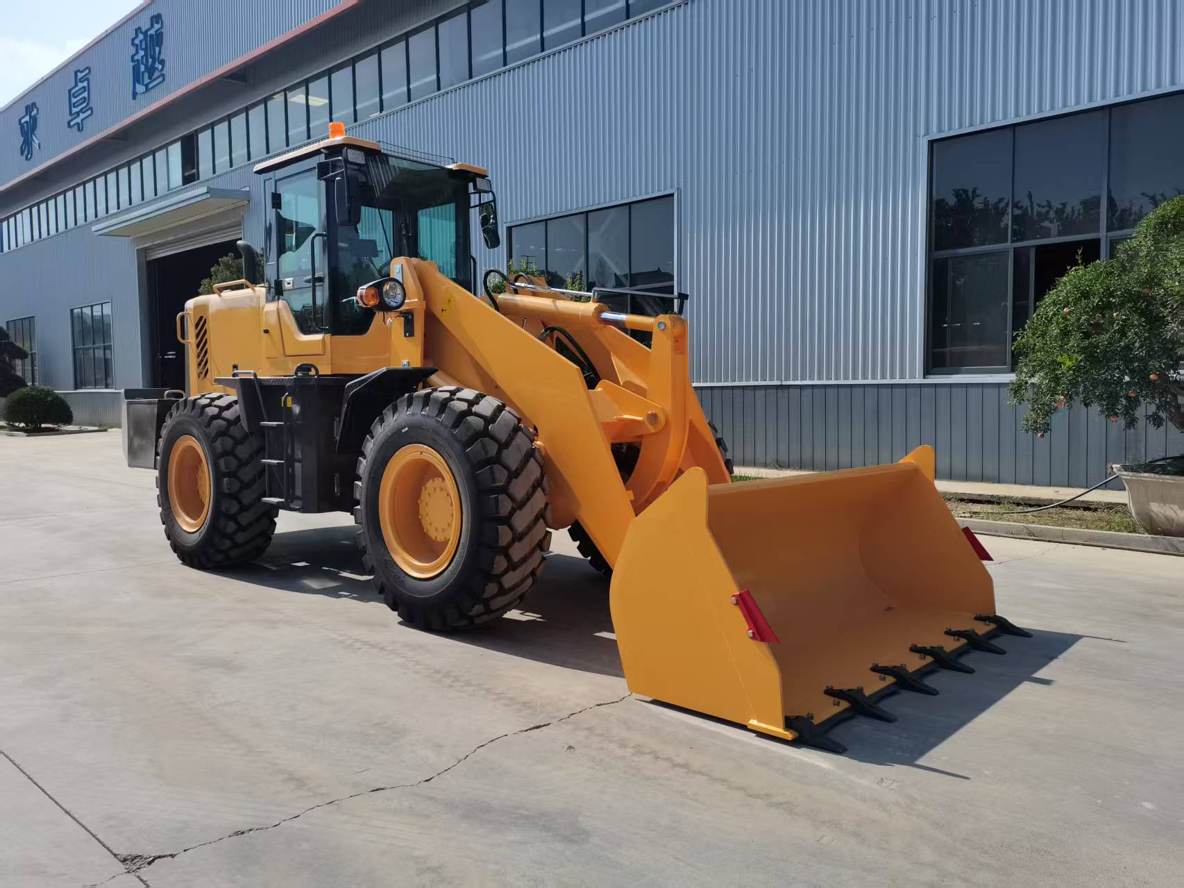 TANAN 920T 1 Ton Low-Canopy Compact Loader — loader front quarter view, factory photo