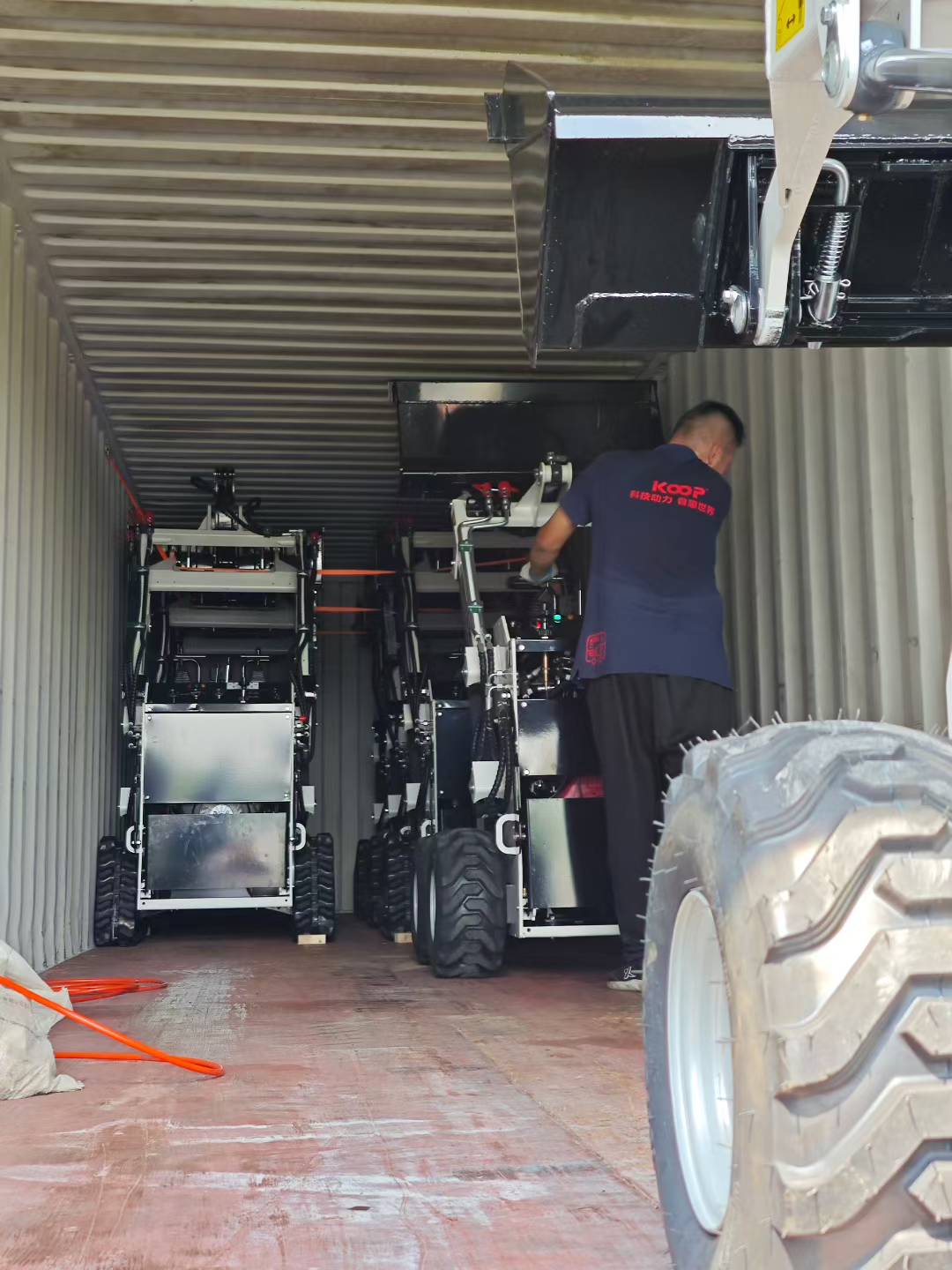 Custom Skid Steer Loaders Leave TAN AN Factory for U.S. Delivery